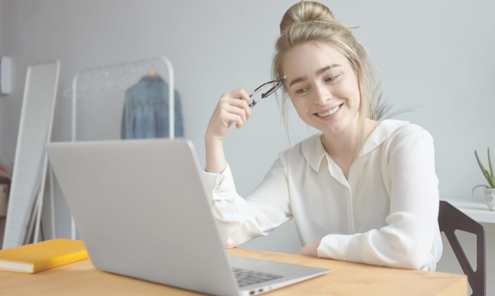 Gruppenarbeit während einer Finanz-Workshopsession mit Laptops und Dokumenten